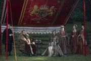 Obwohl Henry (Jonathan Rhys Meyers, 2.v.l.) der Königin (Joely Richardson, 3.v.l.) seine Hilfe versprochen hat, beteuert er nochmals seine Erlaubnis für Gardiner sich um die Haftbefehle zu kümmern ...