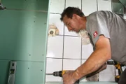 Tom geht gegen die Wand vor.