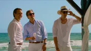 Adam (Simon J. Berger, l.), Henrik (Tobias Santelmann, M.) und William (Pĺl Sverre Hagen, r.) genießen die Party für den elitären Club der Superreichen. Die Stimmung in Saint-Tropez ist ausgelassen und kein Wunsch bleibt offen.