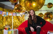 Spektakuläre Auftritte, große Stimmen, emotionale Momente - der Eurovision Song Contest ist die größte Fernsehshow Europas. Ein Event, das jedes Jahr Millionen Fans begeistert und Europa vor dem Fernseher vereint. Riccardo Simonetti taucht ein, in den schillernden, bunten ESC-Kosmos und trifft einige ESC-Ikonen, die zu Weltstars wurden, feiert Lieder, die längst Evergreens sind und zeigt uns viele unvergessene Geschichten, die der Wettbewerb hervorgebracht hat.