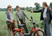 Ein Gangster (Uli Lothmanns) raubt den Bauern Brakelmann (Jan Fedder) und Tönnsen (Peter-Heinrich Brix) das Gemeinschaftsmofa.