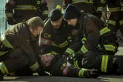V.l.: Mouch (Christian Stolte), Kelly Severide (Taylor Kinney, unten), Joe Cruz (Joe Minoso) und Stella Kidd (Miranda Rae Mayo) +++ Die Verwendung des sendungsbezogenen Materials ist nur mit dem Hinweis und Verlinkung auf RTL+ gestattet.