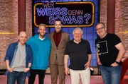Moderator Kai Pflaume (M.) und seine Rateteam-Kapitäne Bernhard Hoëcker (l.) und Elton (r.) begrüßen in dieser Sendung den Musiker Malik Harris (2.v.l.) und den Musikjournalist und Kommentator des Eurovision Song Contest Peter Urban (2.v.r.).