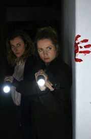L-R: Karin Gorniak (Karin Hanczewski) und Leonie Winkler (Cornelia Gröschel) machen eine entsetzliche Entdeckung beim Routinecheck im Haus der Fischers