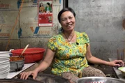 Die Köchin Kim Cúc serviert Pho, eine scharfe Bouillon mit Reisnudeln, in einem Straßencafé im Herzen von Hanoi.