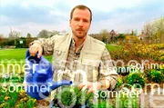 Die rbb Gartenzeit wird 20 Jahre und feiert dies mit einer Sondersendung. Am 1. Mai 2005 strahlte das rbb-Fernsehen zum ersten Mal die rbb Gartenzeit aus. Seitdem berichtete das Magazin in mehr als 450 Sendungen aus den schönsten Privat-Gärten und Parks unserer Region. Anlässlich ihres 20. Jubiläums gibt es in der Sondersendung eine kleine Zeitreise in die Vergangenheit der Gartenzeit. - Hellmuth Henneberg moderierte die 1. Sendung vom 1.5.2005 im rbb Fernsehen.