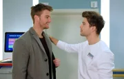 Kris Haas (Jascha Rust) freut sich, dass sein alter Freund Florian Klein (Aaron Koszuta) sein Praktisches Jahr in der Sachsenklinik machen wird.