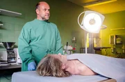 Der Pathologe Dr. Strahl (Christoph Tomanek) untersucht die Frauenleiche (Lisa Karlström), die am Ufer der Trave aufgefunden wurde.