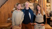 Lovis (M.) und Alex (l.) waren fast ein Jahr miteinander auf Weltreise. Jasmina Neudecker (r.) will wissen: Warum passen manche gut zusammen und andere gar nicht? Wie finden wir wahre Freunde?