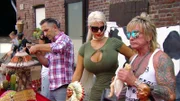 Mauro Corradino, Sophia und Bert Wollersheim stellen ihr Verkaufstalent auf dem Flohmarkt unter Beweis
