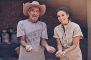 Eva Longoria und Bauer Ponciano.  +++ Die Verwendung des sendungsbezogenen Materials ist nur mit dem Hinweis und Verlinkung auf RTL+ gestattet. +++