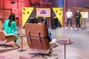 Christopher Calvin Klatt (l.) und Vincent Constantin präsentieren den "Löwen" mit Nose Energy ein Koffeinhaltiges Nasenspray. Sie erhoffen sich ein Investment von 100.000 Euro für 20 Prozent der Firmenanteile.