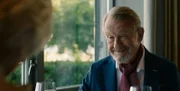 Jeppes Vater (Henning Jensen) hofft durch das Wiedersehen mit seiner Ex-Frau alles ins Reine zu bringen. Doch das Treffen entwickelt sich nicht nach seinen Erwartungen.