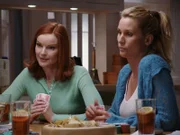 Kommen die Hausfrauen einem Geheimnis auf die Spur?: Edie (Nicollette Sheridan, r.) und Bree (Marcia Cross, l.) ...