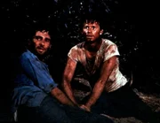 Norman (Jordan Suffin, l.) und Ben (Eric Scott, r.) sind in japanische Gefangenschaft geraten und befürchten nun, erschossen zu werden.
