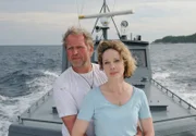 Auf einem Polizeiboot geht es für Holger (Harald Krassnitzer) und seine Frau Susanne (Ann-Kathrin Kramer) nach der Rettung zurück ins Hotel.