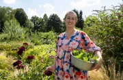 Nabila Pelz baut erfolgreich Gemüse, Obst und Kräuter an, die sie gern in der Outdoorküche direkt vor Ort verarbeitet.