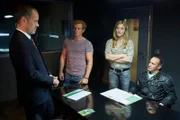 Paul (Daniel Roesner), Susanne (Daniela Wutte) und Semir (Erdogan Atalay, r.) vernehmen Torsten Schrader (Matthias Leja, l.), der den Polizisten jedoch versichert, dass seine Geschäfte legal und staatlich genehmigt sind.