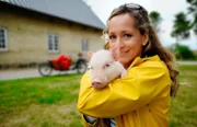 Moderatorin Tamina Kallert besucht einen Ferienbauernhof an der Flensburger Förde.