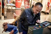 Während Kim Krüger (Katja Woywood, 2.v.l.) sich um Brigitte Lahn (Gesine Cukrowski) kümmert, versucht Semir (Erdogan Atalay) die Bombe im Einkaufszentrum zu entschärfen.