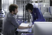 Hodgins (T.J. Thyne) will sich von Cam (Tamara Taylor) auf Spuren eines Kampfgases testen lassen, um zu beweisen, dass er und Angela zum Zeitpunkt der Platzierung der Leiche außer Gefecht gesetzt waren.