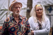 Rainer (Falk Rockstroh, l.) und Uschi (Petra Welteroth, r.) haben gemischte Gefühle über die Anwesenheit ihrer Tochter Marie im Hippie-Camp.