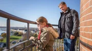 Finn (Sven Martinek, r.) hört Linna (Lilly Wagner, l.) aufmerksam zu.