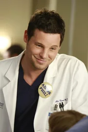 Dr. Alex Karev (Justin Chambers) kann sehr gut mit Kindern umgehen. Sein neuester Patient weiß seine liebevolle Art zu schätzen. Ihm muss ein großer Tumor entfernt werden, um sein junges Leben zu retten ...