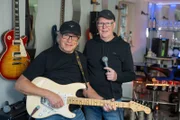 Richy (l.) und Hübi (r.) gehen seit über 70 Jahren durch dick und dünn. Sie machen bis heute zusammen Musik, spielen seit 60 Jahren in einer Band. Hält ihre Freundschaft sie so jung?