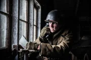 REEANCTMENT - Ein Artilleriebeobachter des 242. Infanterieregiments ruft die Artillerie von einem Kirchturm in Hatten, Frankreich, herbei. Gespielt von Cole Breckell. (Holdout II Productions Inc./Liam Herring)