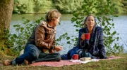 Ben (Hakim-Michael Meziani) hilft Tina (Katja Frenzel) bei der Renovierung ihres Hofs im Wendland.