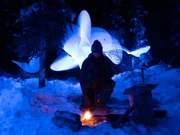 Johnny Rolfe vor einem Feuer. (National Geographic/Tyler Colgan)