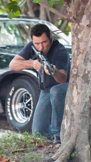 Um seine Kollegin und Freundin zu retten, gibt sich Michael Westen (Jeffrey Donovan) als Waffenhändler aus. Als seine Tarnung auffliegt, muss er sich selbst zu Wehr setzen.