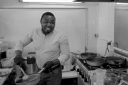 DJ Bombay verkauft aus seinem Foodtruck heraus Currys und ist einer der zuversichtlichsten Menschen Berlins.
