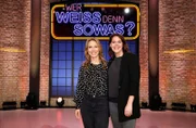 Moderator Kai Pflaume (M.) und seine Rateteam-Kapitäne Bernhard Hoëcker (l.) und Elton (r.) begrüßen in dieser Sendung die Schauspielerin Anneke Kim Sarnau und die Schauspielerin Felicitas Woll