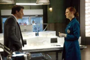 Brennan (Emily Deschanel) versucht Booth (David Boreanaz) davon zu überzeugen, dass der Fall Brewster mit den ungeklärten Morden zu tun hat, von denen Pelant vor seinem Mord sprach.