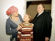 DER DICKE FOLGE 3, "Glaubt mir doch", am Freitag (04.06.10) um 09:25 Uhr. Lisa (Ulrike Grote, l.) will nicht, dass Gregor Ehrenberg (Dieter Pfaff, r.) sich um ihre Tochter Charlotte (Alina Liss, M.) kümmert.