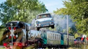 Flieg Trabbi flieg! Dana (Gizem Emre) und Semir (Erdogan Atalay) heben mit dem Trabbi ab...