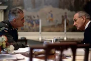 General William Westmoreland (li.) und Präsident Lyndon B. Johnson (re.) am 4. April 1968