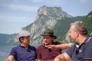 Fritz Karl (Mitte) in Begleitung mit seinem langjährigen Freund Christian Peters (links) und dem Moderator Peter Schneeberger an seinem Kraftort Traunsee.