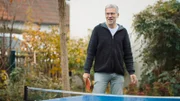 Stephan Kruip beim Tischtennisspielen in seinem Garten.