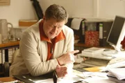 Danni versucht die Unschuld von Mehmet zu beweisen und hofft auf Hilfe von Herrn Streicher (Bruno F. Apitz), den Rektor ihrer ehemaligen Schule ...