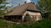 Die Vorderansicht stimmt schon mal. Trotzdem werden noch viele Jahrgänge der Jugendbauhütte am alten Hufnerhaus weiterbauen müssen.