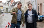 Die Kommissare Finn Kiesewetter (Sven Martinek, l.) und Lars Englen (Ingo Naujoks, r.) werden zum Tatort in der Lübecker Altstadt gerufen. Der Fall gibt Rätsel auf: Wer entführt einen vorbestraften Junkie?