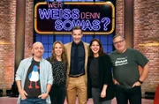 ARD WER WEISS DENN SOWAS? FOLGE 938, "Anneke Kim Sarnau und Felicitas Woll", am Dienstag (27.12.22) um 18:00 Uhr im ERSTEN. Moderator Kai Pflaume (M.) und seine Rateteam-KapitÃ€ne Bernhard HoÃ«cker (l.) und Elton (r.) begrÃŒÃŸen in dieser Sendung die Schauspielerin Anneke Kim Sarnau und die Schauspielerin Felicitas Woll.