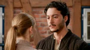 Bella (Alessia Mazzola, l.) überrascht Elyas (Mehmet Daloğlu, r.) mit einem unerwarteten Liebesgeständnis und bittet ihn, sie in ihren Entscheidungen zu unterstützen.