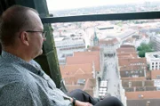 Jörg Küchemann leidet seit Jahren an massiver Höhenangst. Zusammen mit seinem Therapeuten Torben Schubert traut er sich im Rahmen seiner Verhaltenstherapie auf den Turm der St.-Lamberti-Kirche in Münster - und lässt sogar die Füße aus dem Fenster baumeln.