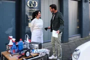 Esma (Özge Delioglan) ist überzeugt, dass der Bulli nichts mit der Schramme an Hannes' (Max König) Auto zu tun hat.