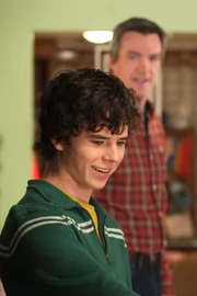 Als Mike (Neil Flynn, hinten) und Frankie beschließen, das Kabelfernsehen der Familie abzuschaffen, sind sie überrascht, dass Axl (Charlie McDermott, vorne), Sue und Brick besser damit umgehen als sie selbst ...