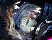 O´Neill (Richard Dean Anderson, re.) und Teal´c (Christopher Judge) versuchen die Naquadah-Bombe, die den Asterioden vor dem Aufprall auf die Erde zersprengen soll, zu entschärfen...